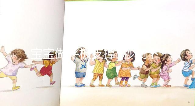 寶寶做平板支撐5秒倒下，網友：“姿勢不標準會傷害身體”